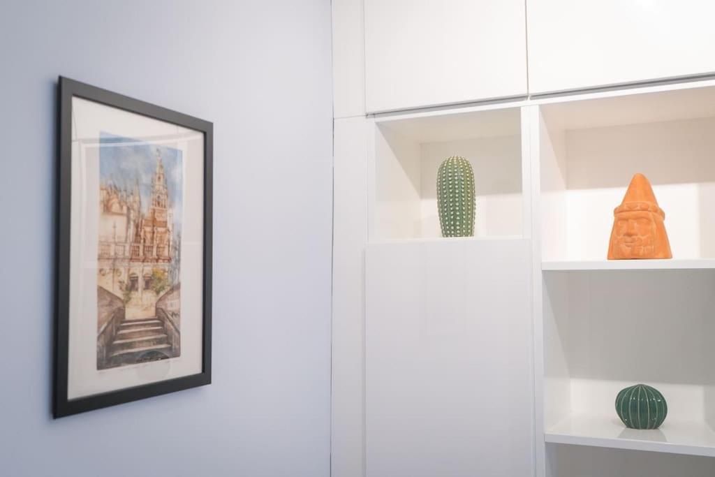 Nuevo Junto A La Catedral De * Seville