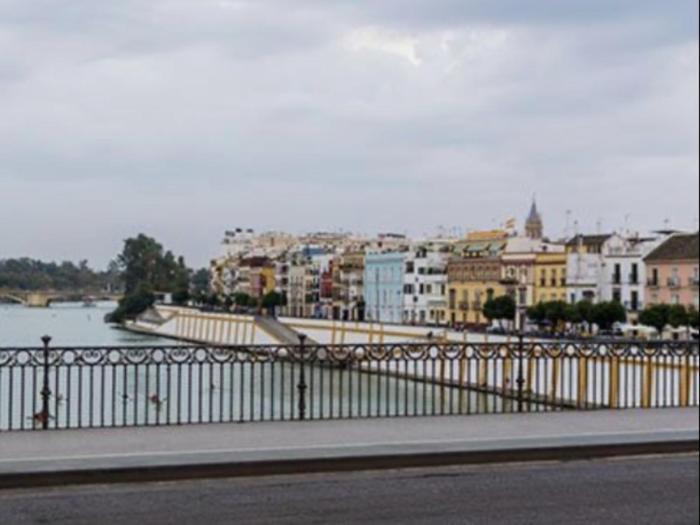 Junto A La Calle Betis: El Corazon De Triana Apartamento