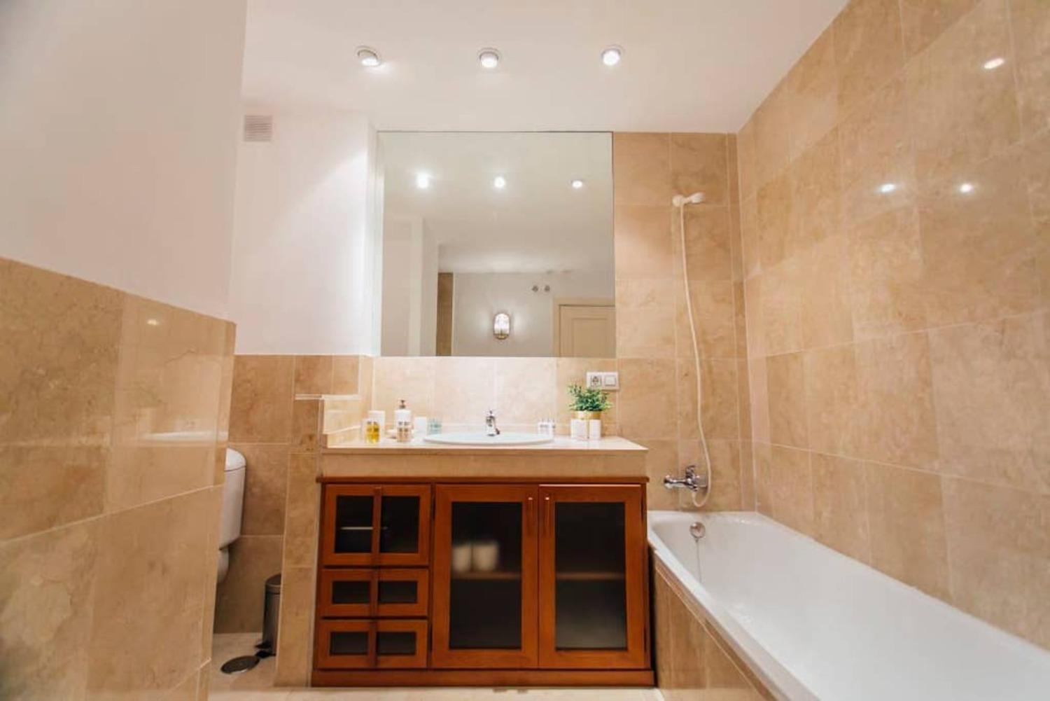 Apartment Wide And Bright- 3bd 2bth- Arenal