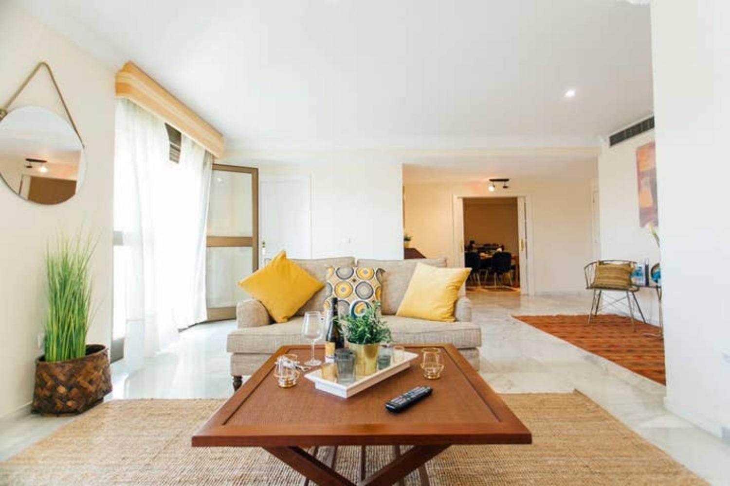 Apartment Wide And Bright- 3bd 2bth- Arenal Seville
