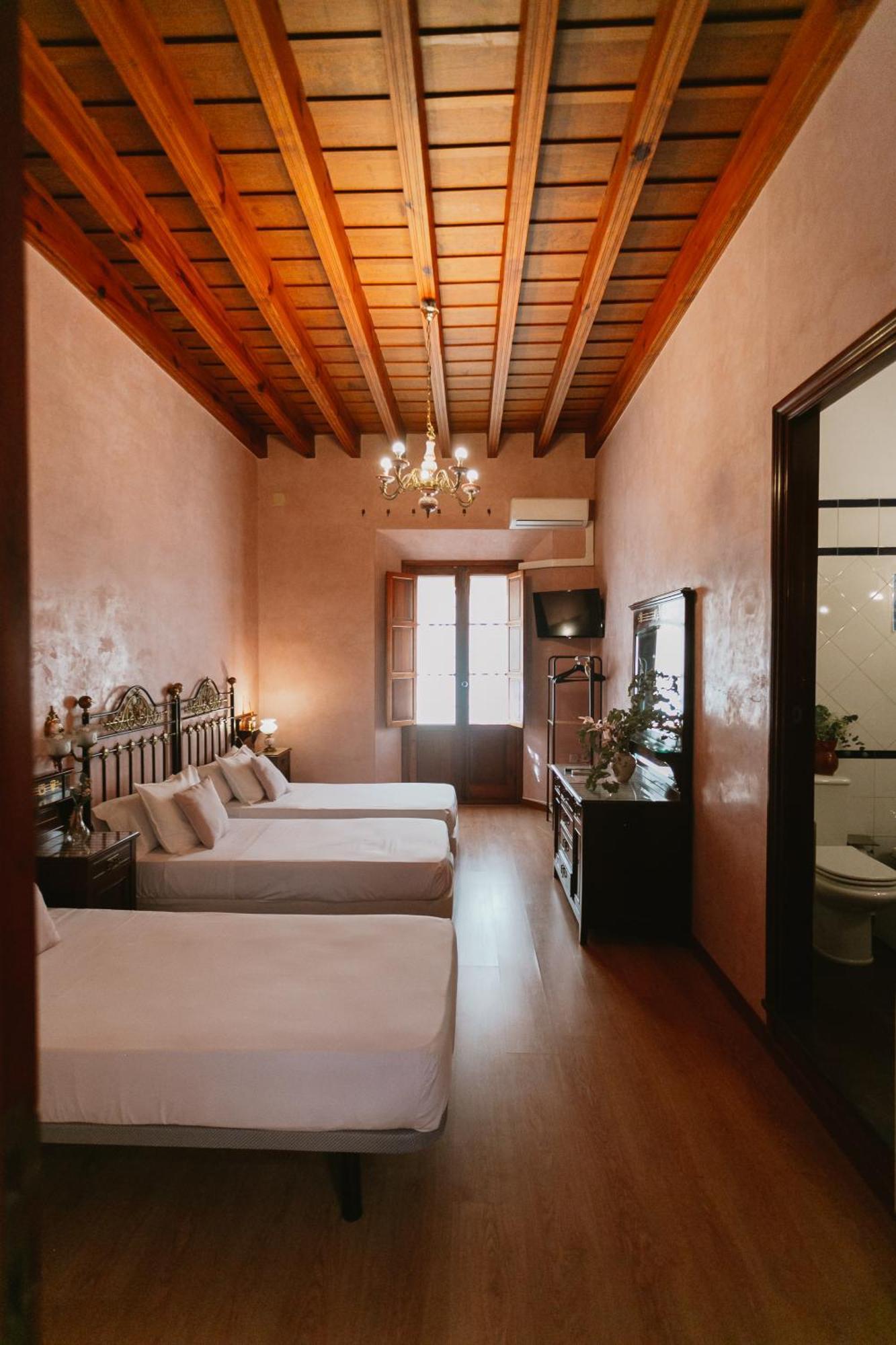 Komodo Casa Maravillas * Seville