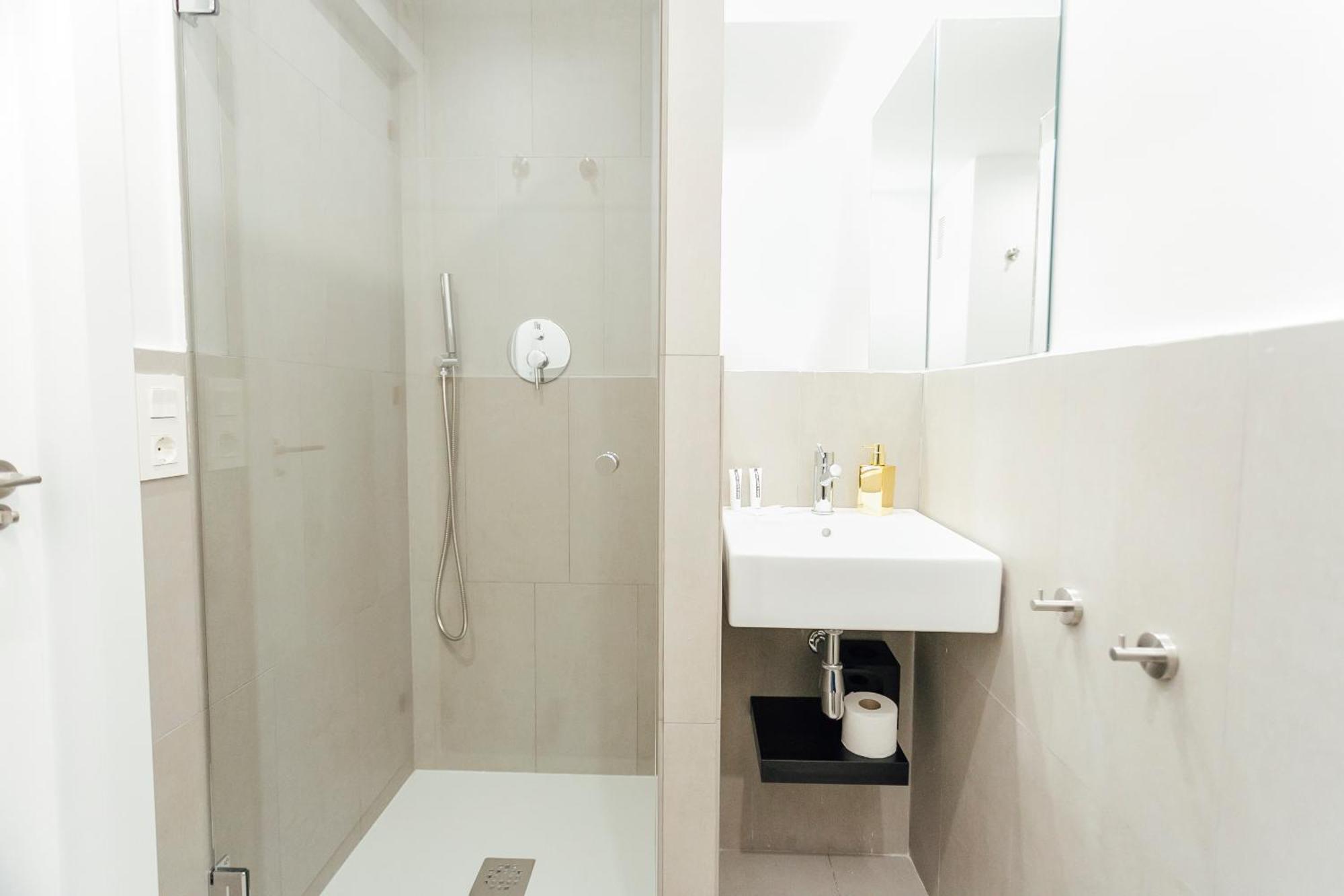 Decorated And Renovated- 2bd 2bth- Center