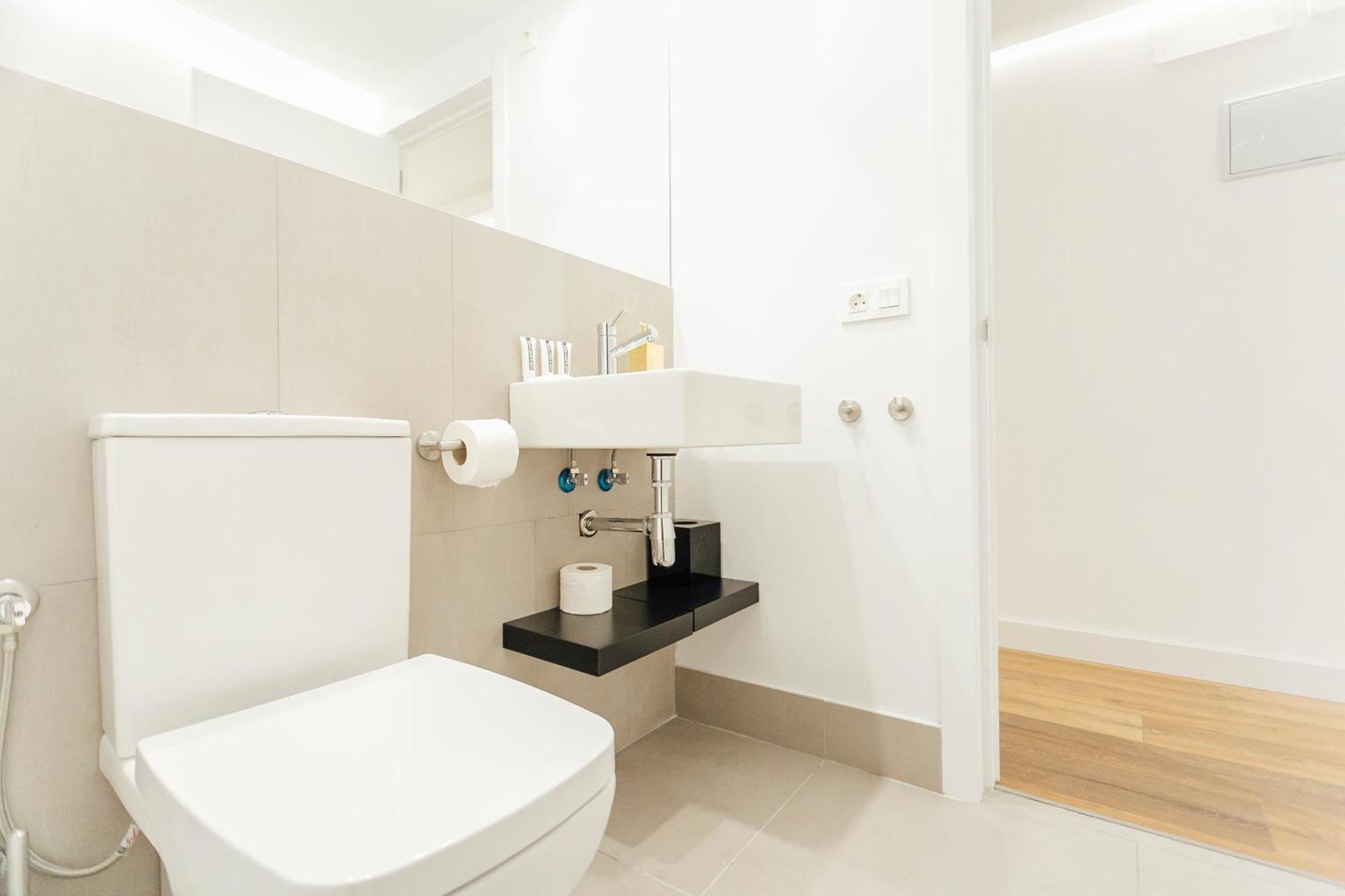 Decorated And Renovated- 2bd 2bth- Center Apartment