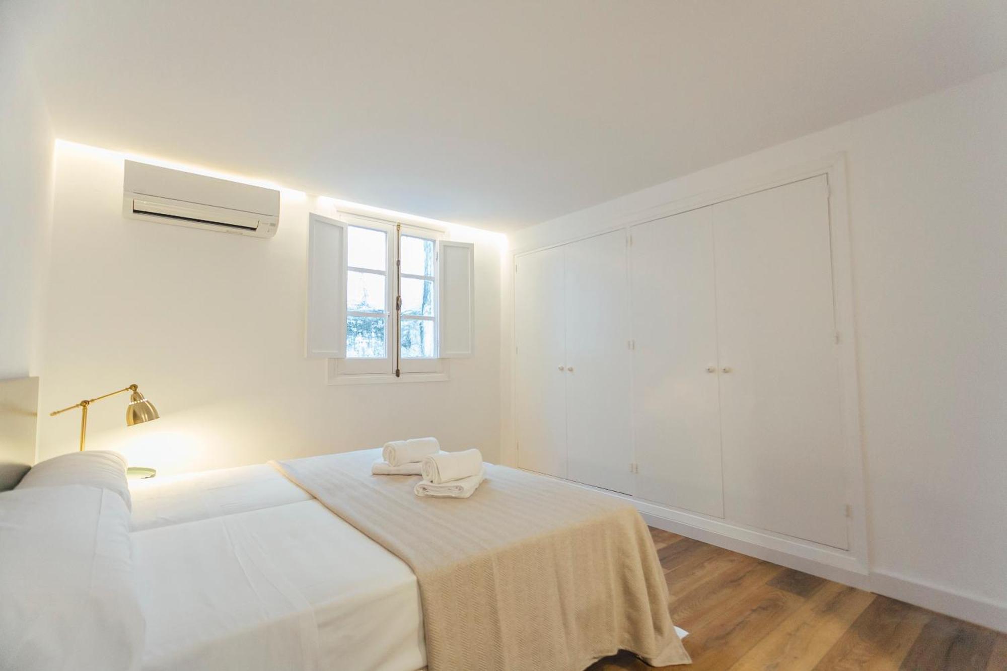 Decorated And Renovated- 2bd 2bth- Center * Seville