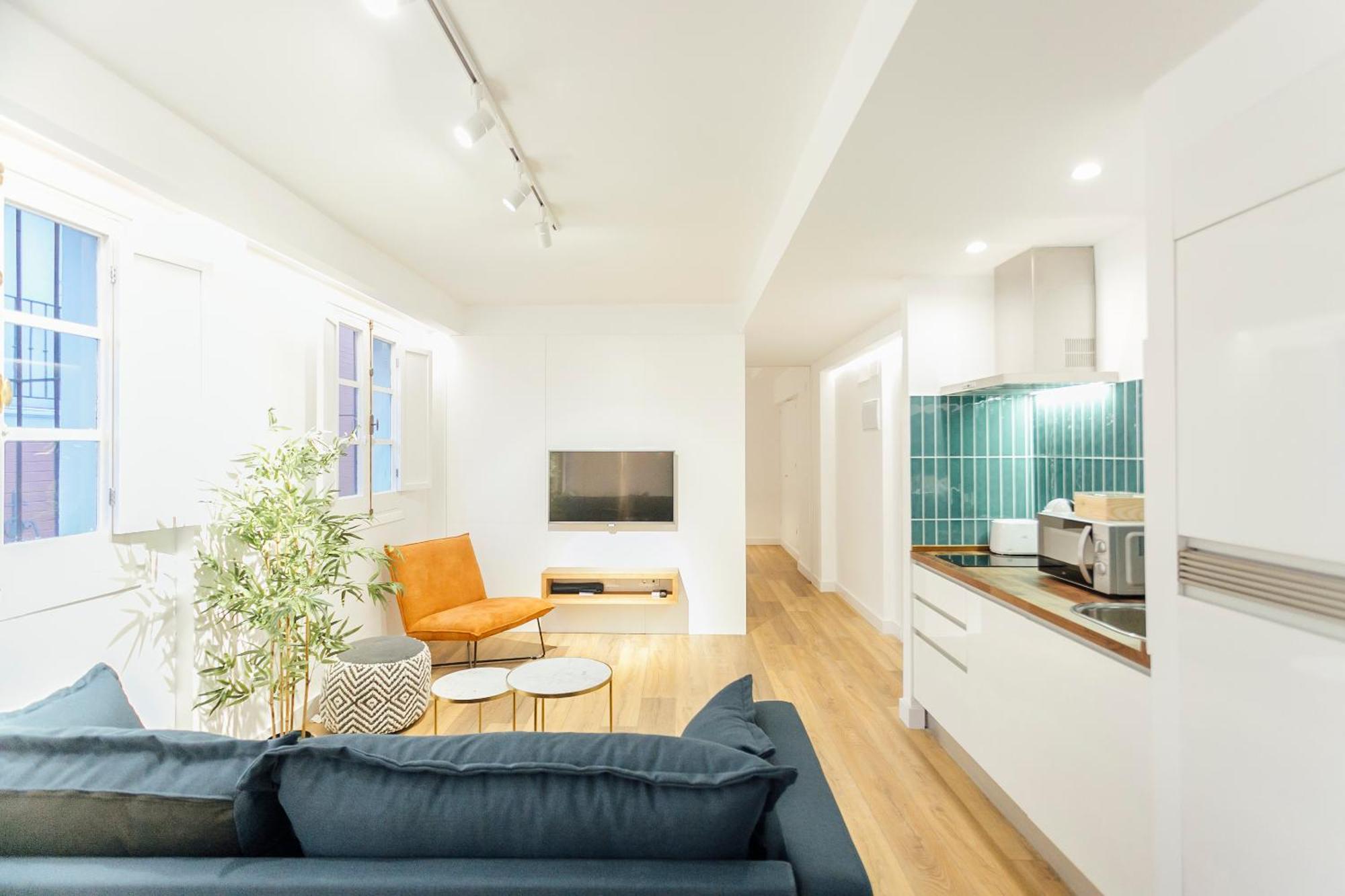 Apartment Decorated And Renovated- 2bd 2bth- Center