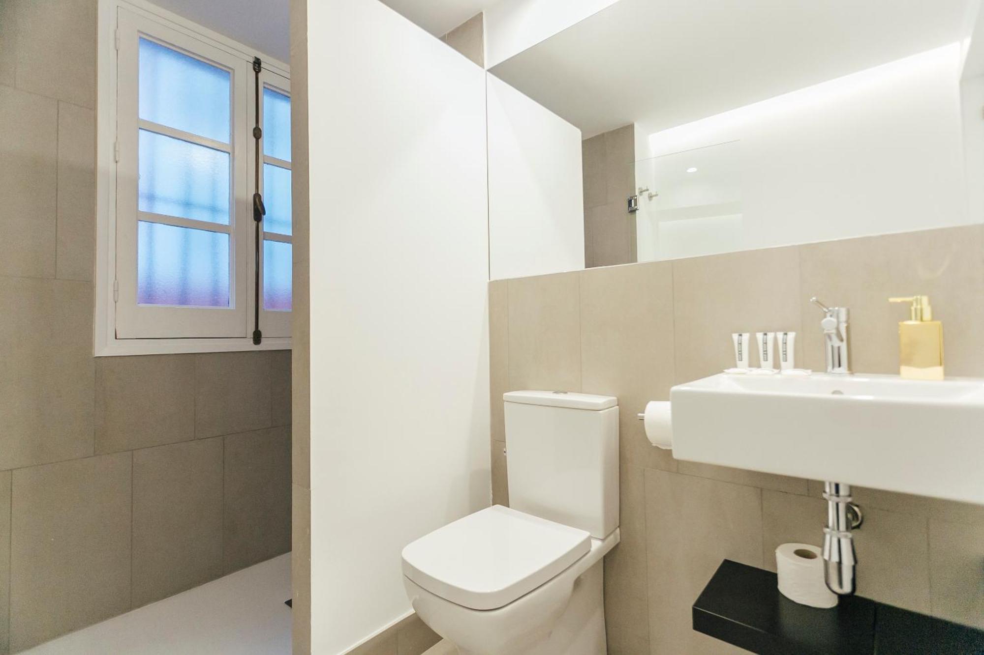 Decorated And Renovated- 2bd 2bth- Center * Seville