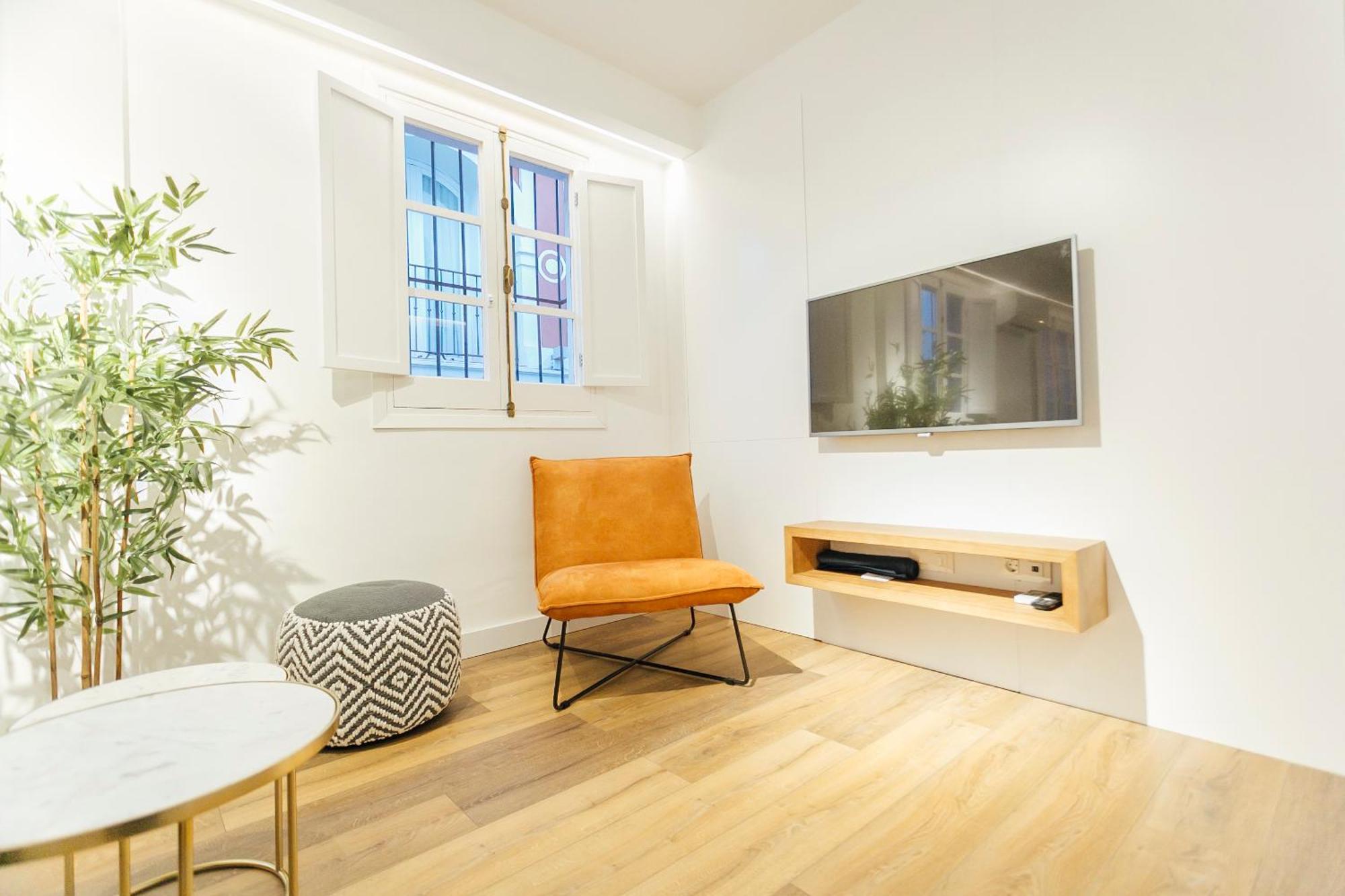 Decorated And Renovated- 2bd 2bth- Center Seville