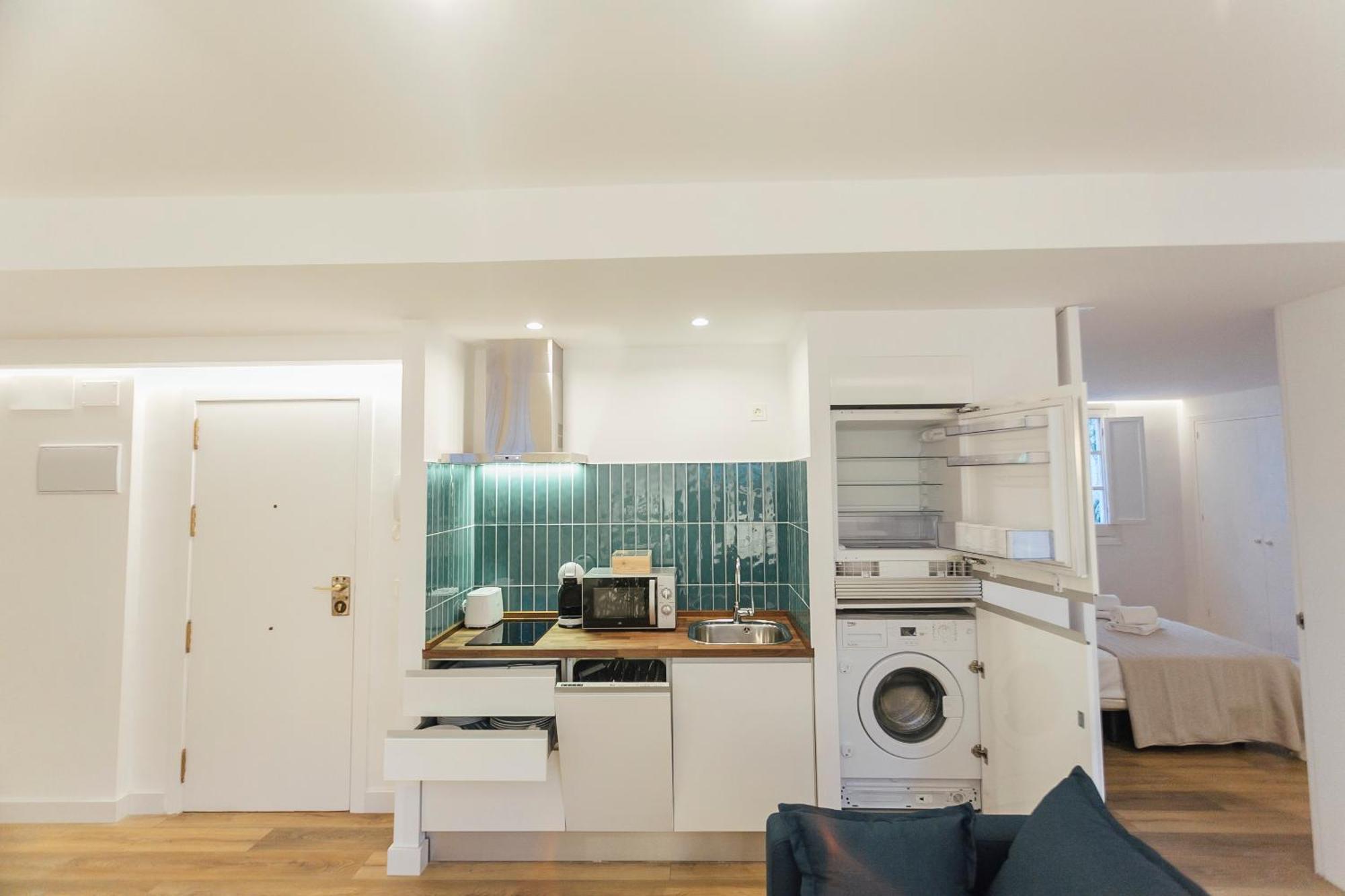 Decorated And Renovated- 2bd 2bth- Center Apartment *