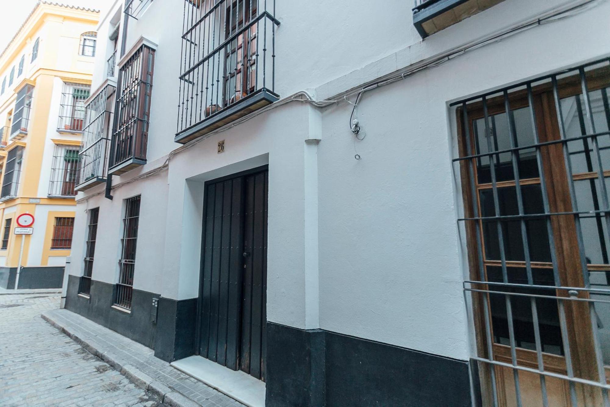 Decorated And Renovated- 2bd 2bth- Center Apartment
