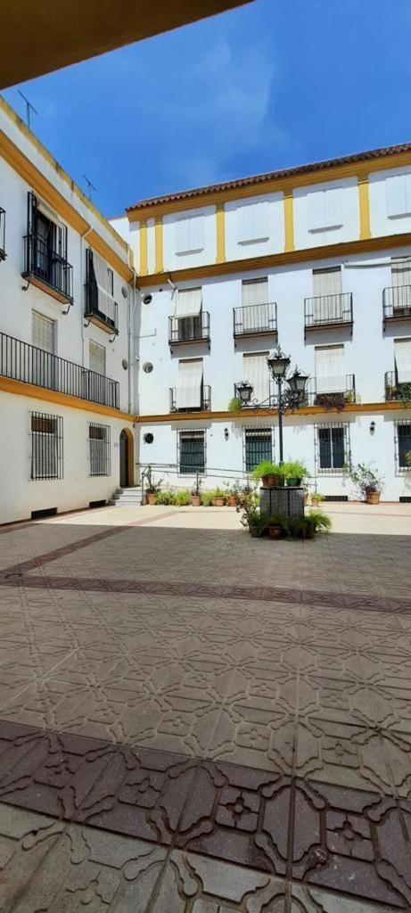 Budget And Cute With Balcony Center