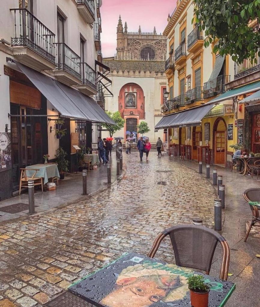 Junto A La Catedral * Sevilla
