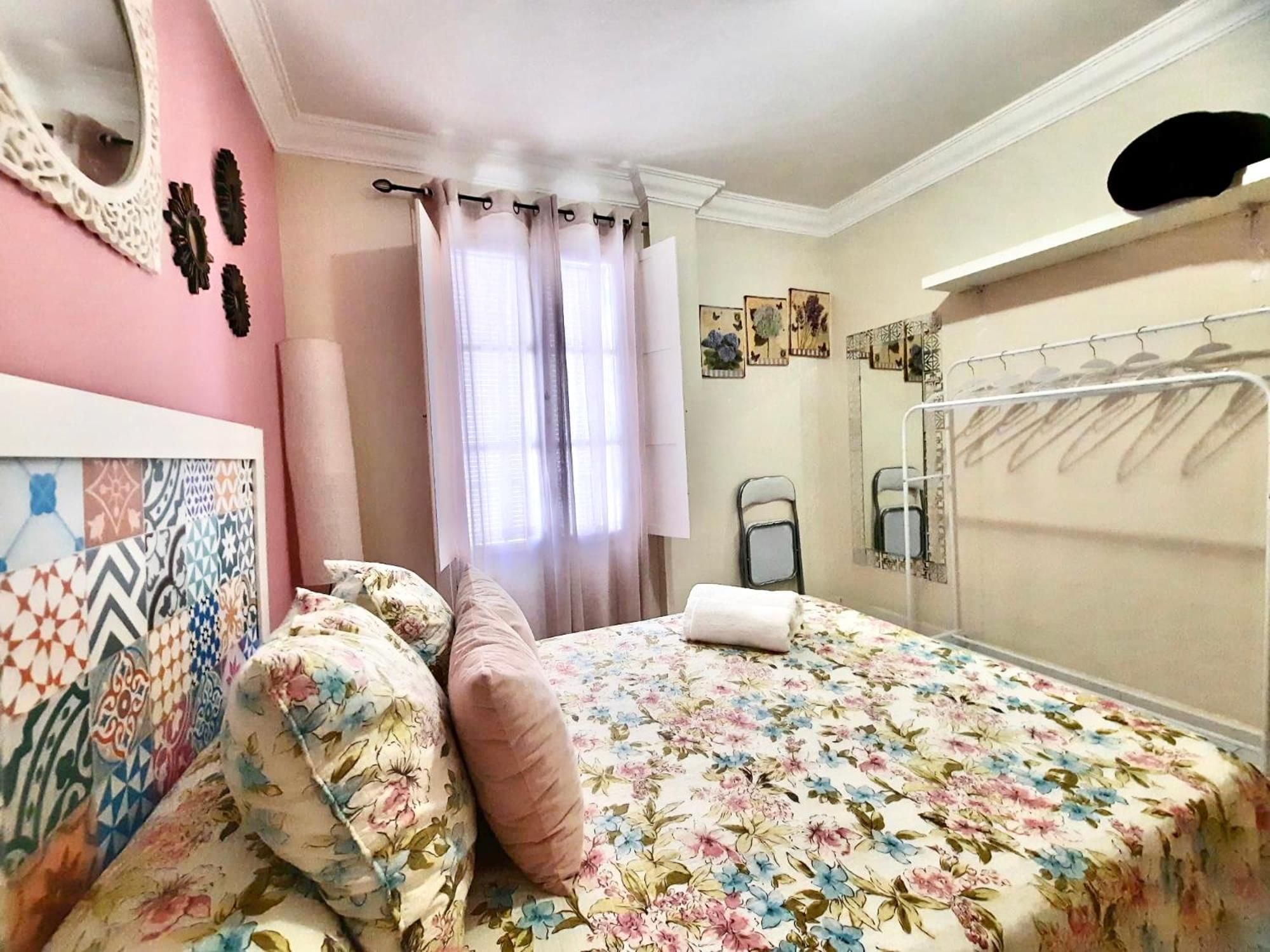 Budget And Cute With Balcony Center Apartment *