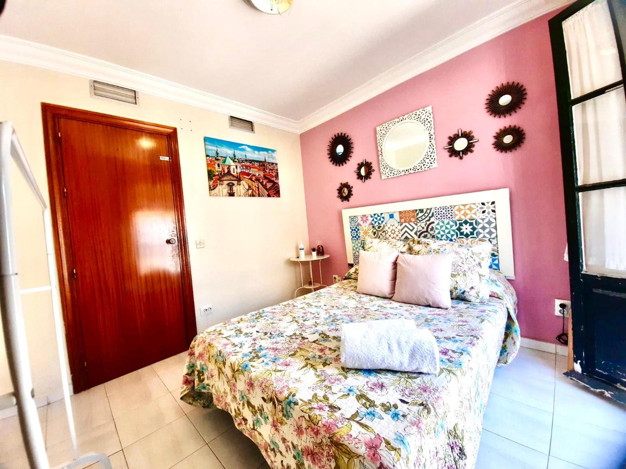 Budget And Cute With Balcony Center Apartment *