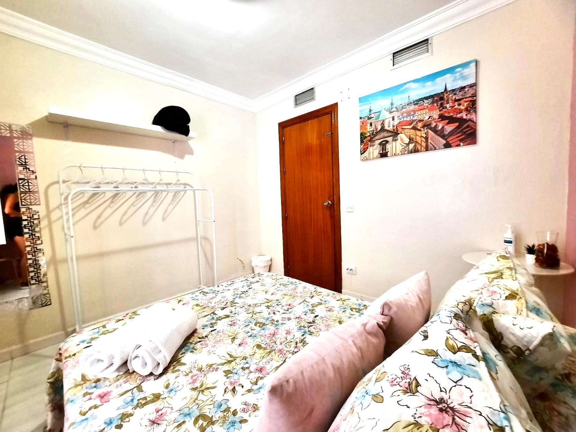 Budget And Cute With Balcony Center Apartment Seville