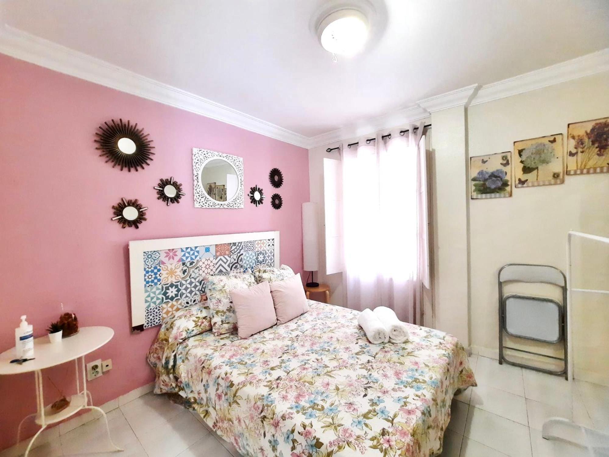 Budget And Cute With Balcony Center Apartment Seville