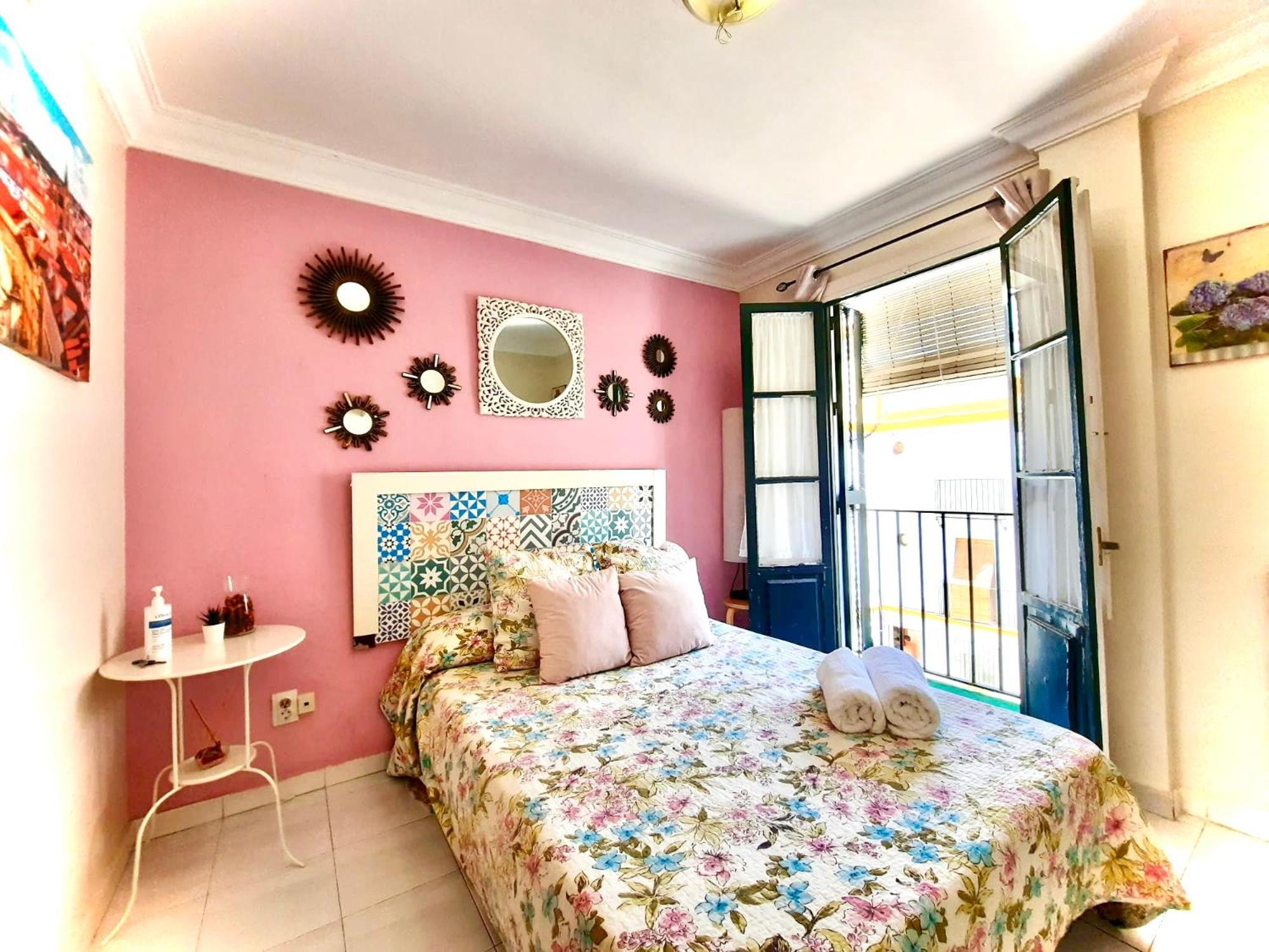 Budget And Cute With Balcony Center Apartment *