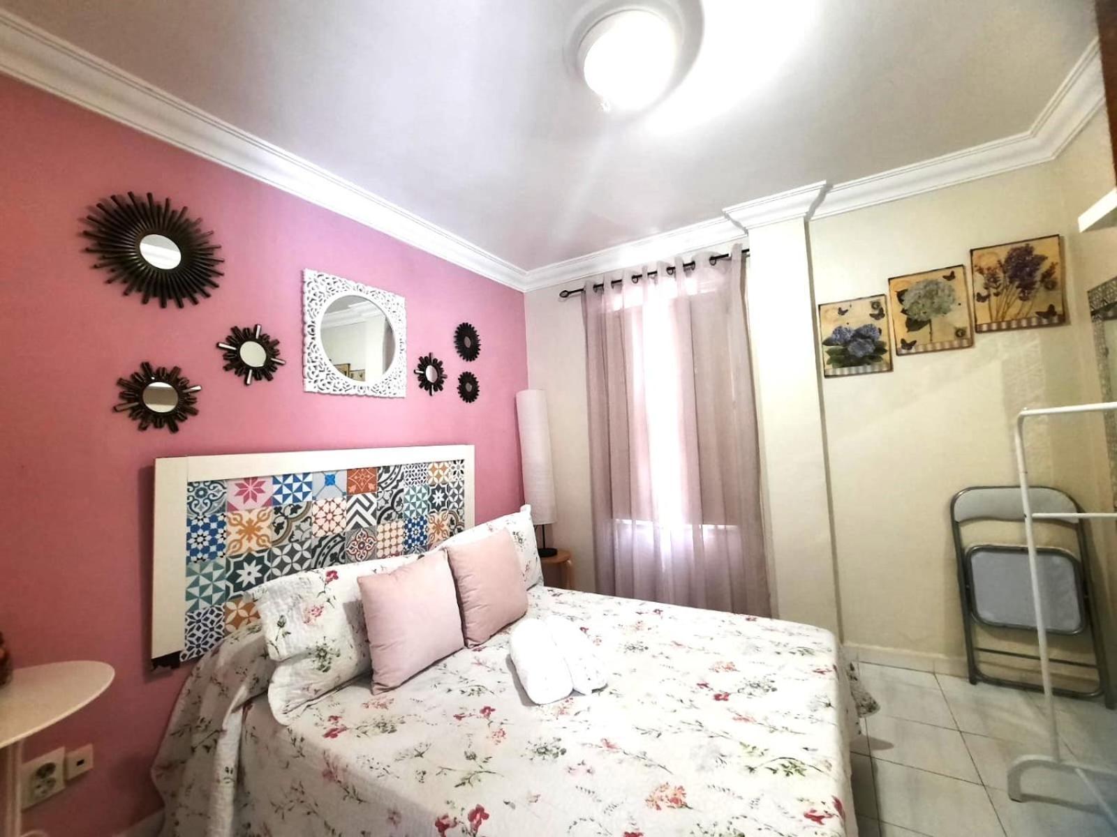 Budget And Cute With Balcony Center Apartment Seville