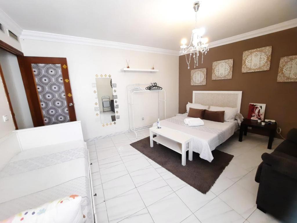 Apartment Budget And Cute With Balcony Center