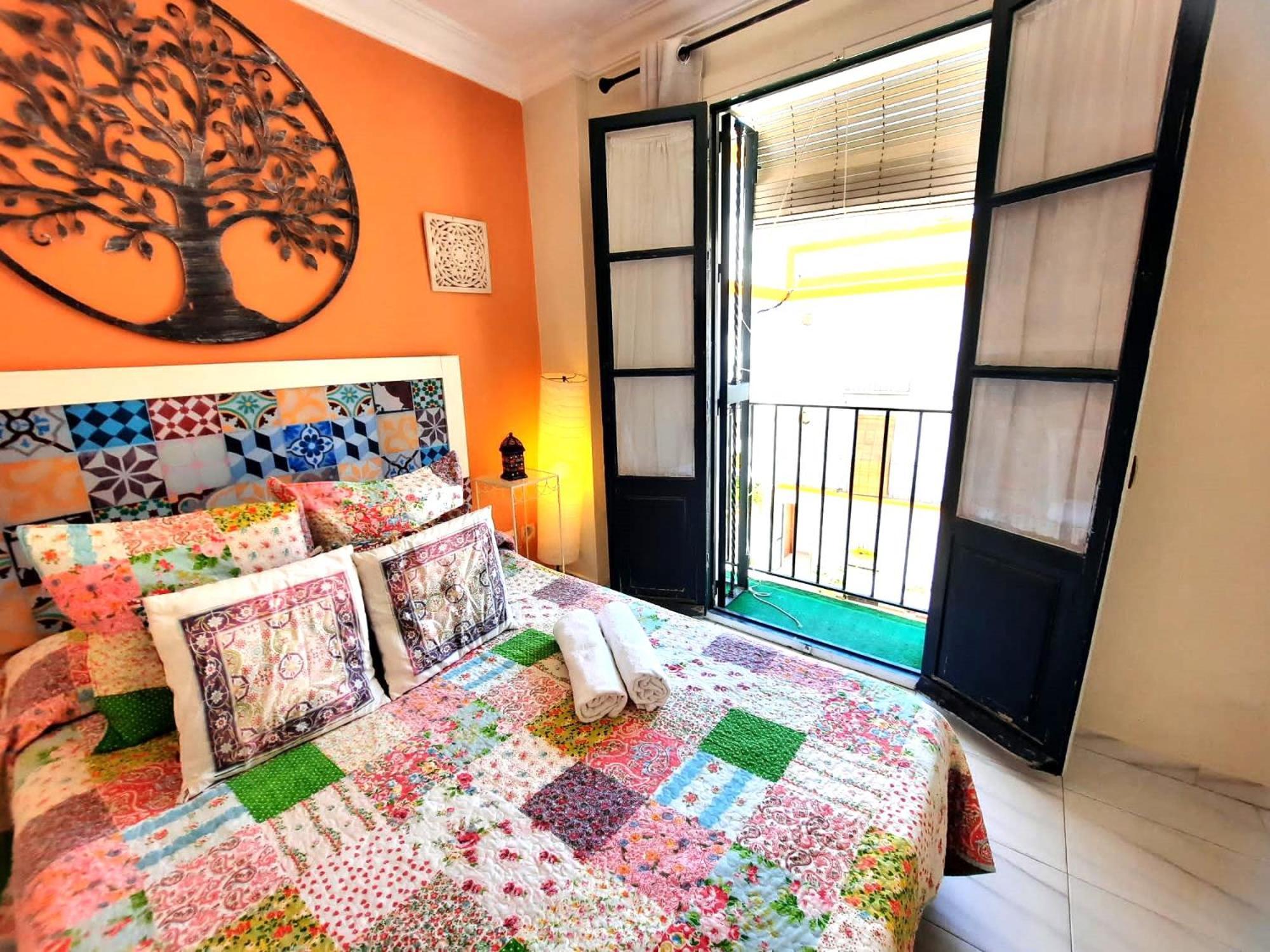 Budget And Cute With Balcony Center Apartment