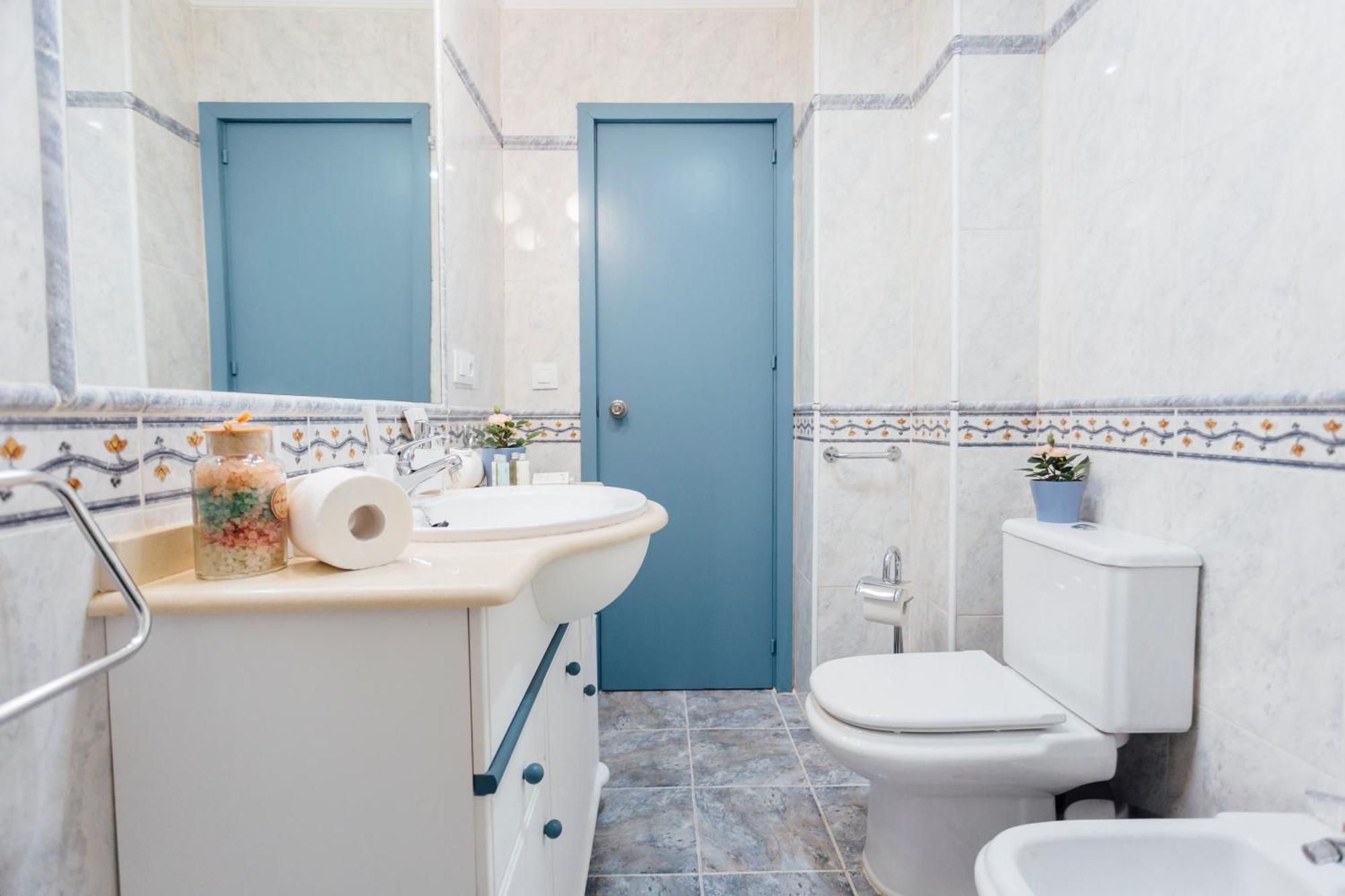 Stunning And Colorful- 4bd 2bth- Santa Cruz