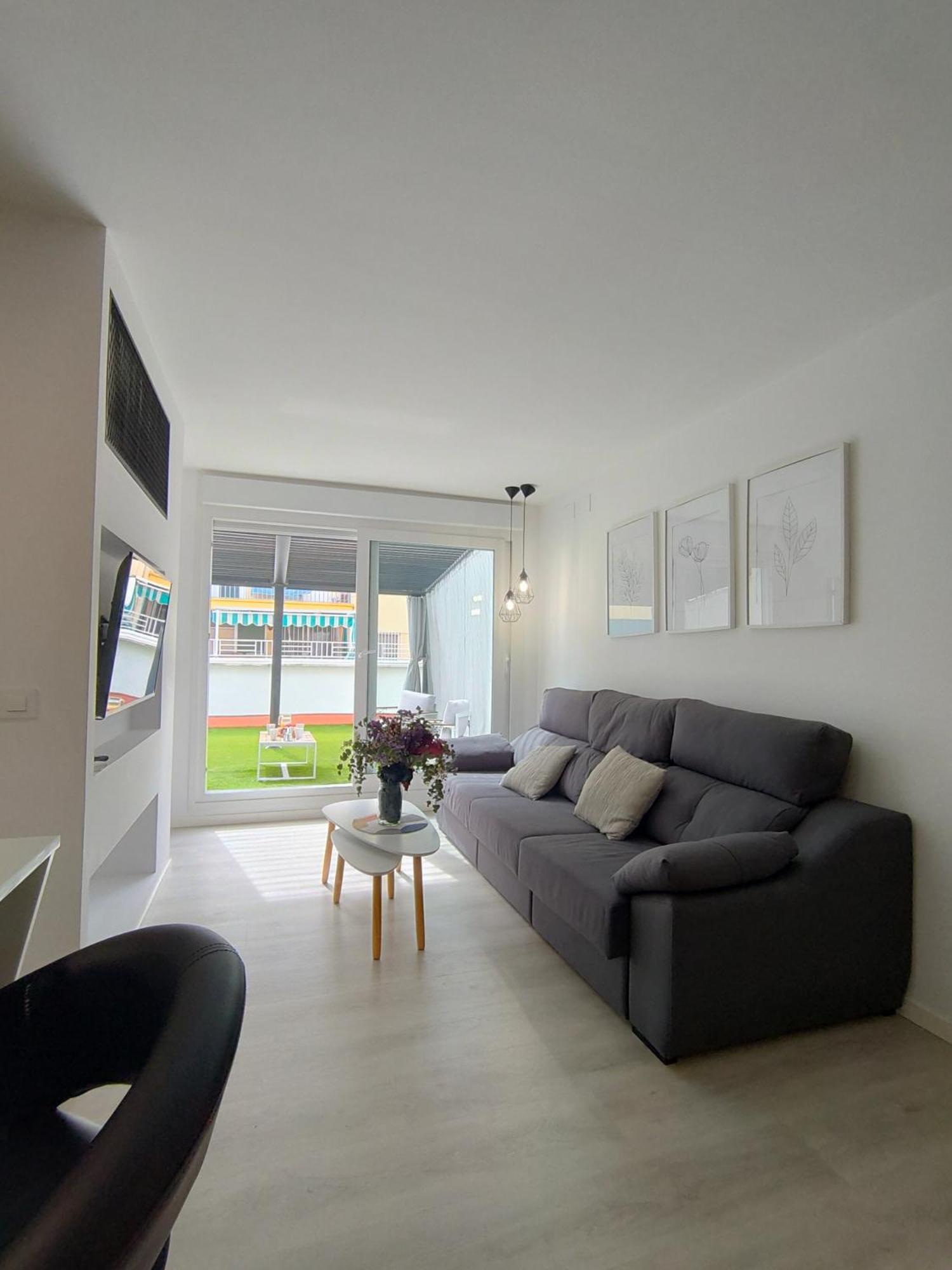 Casa Mallen, Con Amplia Terraza, En El Barrio De Nervion * Sevilla