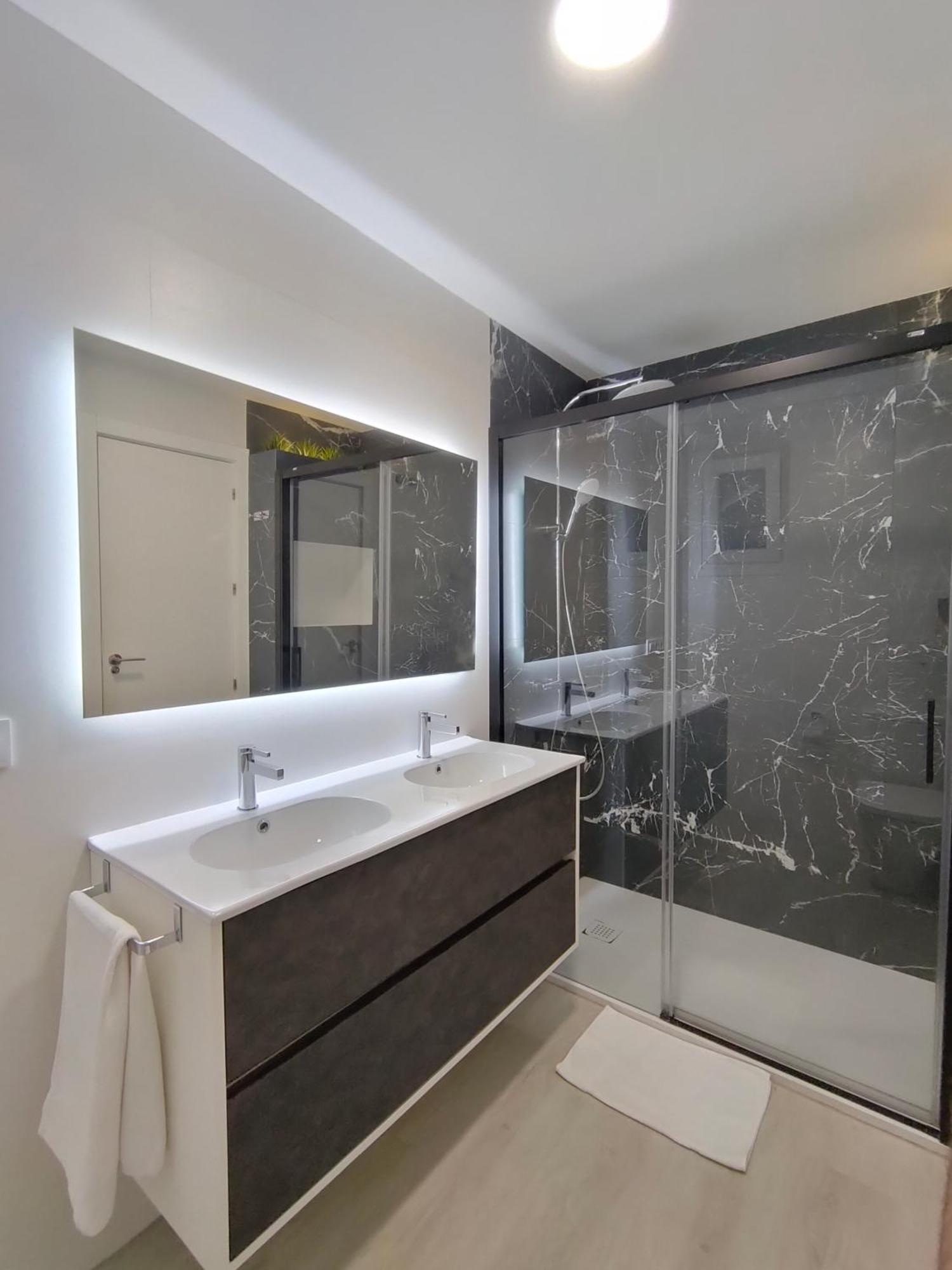 Casa Mallen, Con Amplia Terraza, En El Barrio De Nervion Sevilla