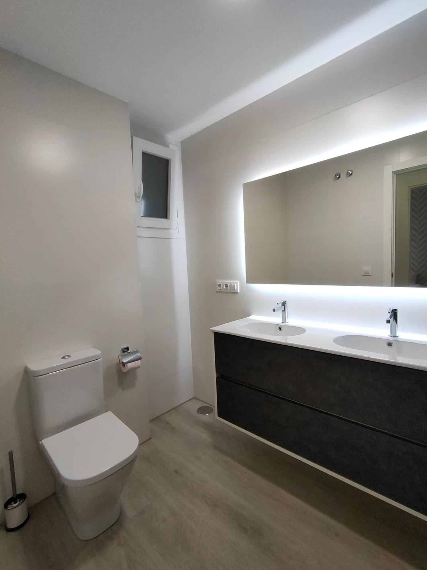 Apartamento Casa Mallen, Con Amplia Terraza, En El Barrio De Nervion