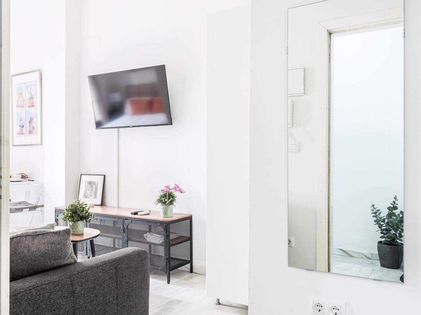 Bonito Estudio En Calle Feria Apartamento *