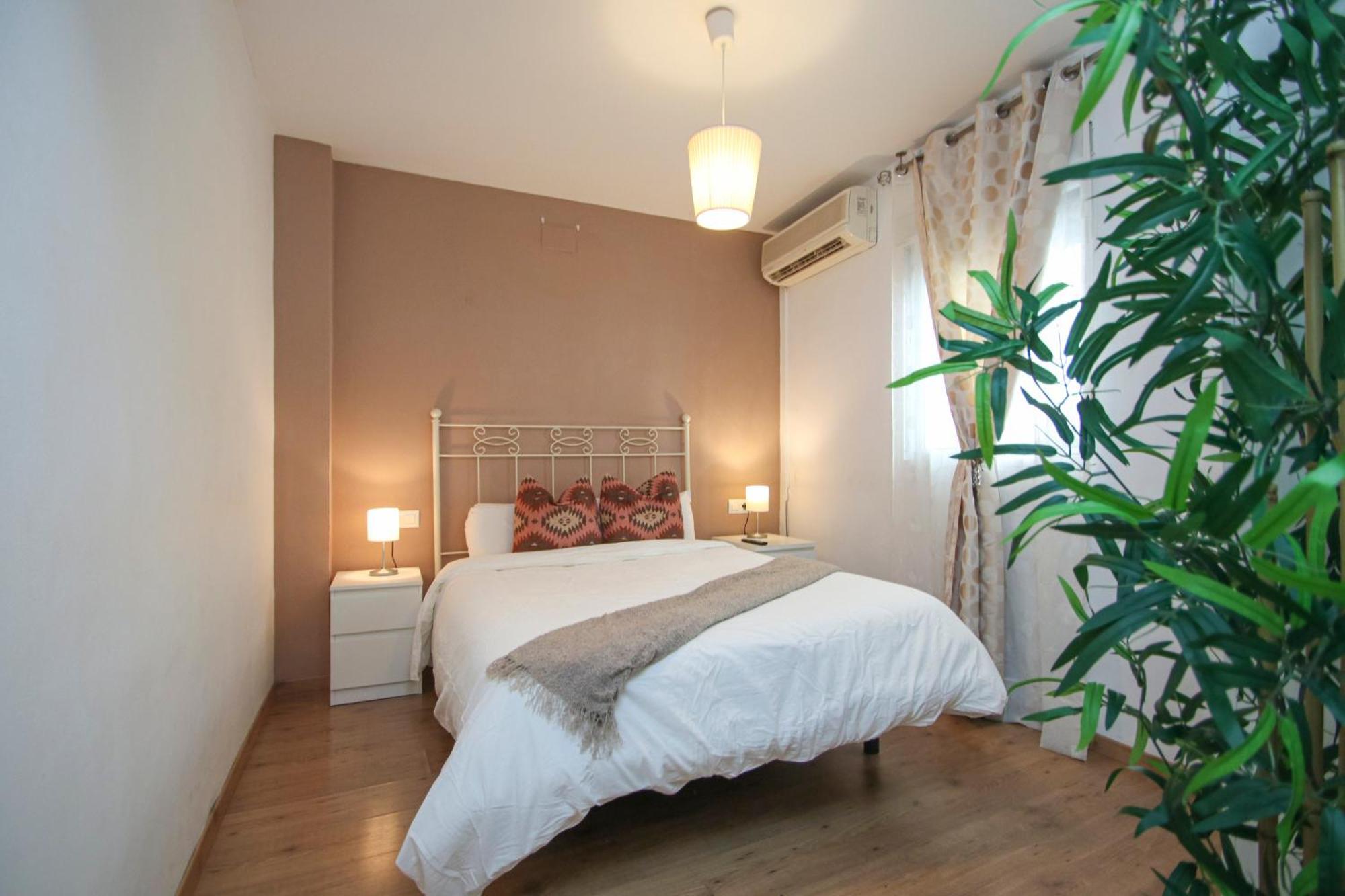 Spacious 2 Bedroom In The Heart Of Triana Apartment *