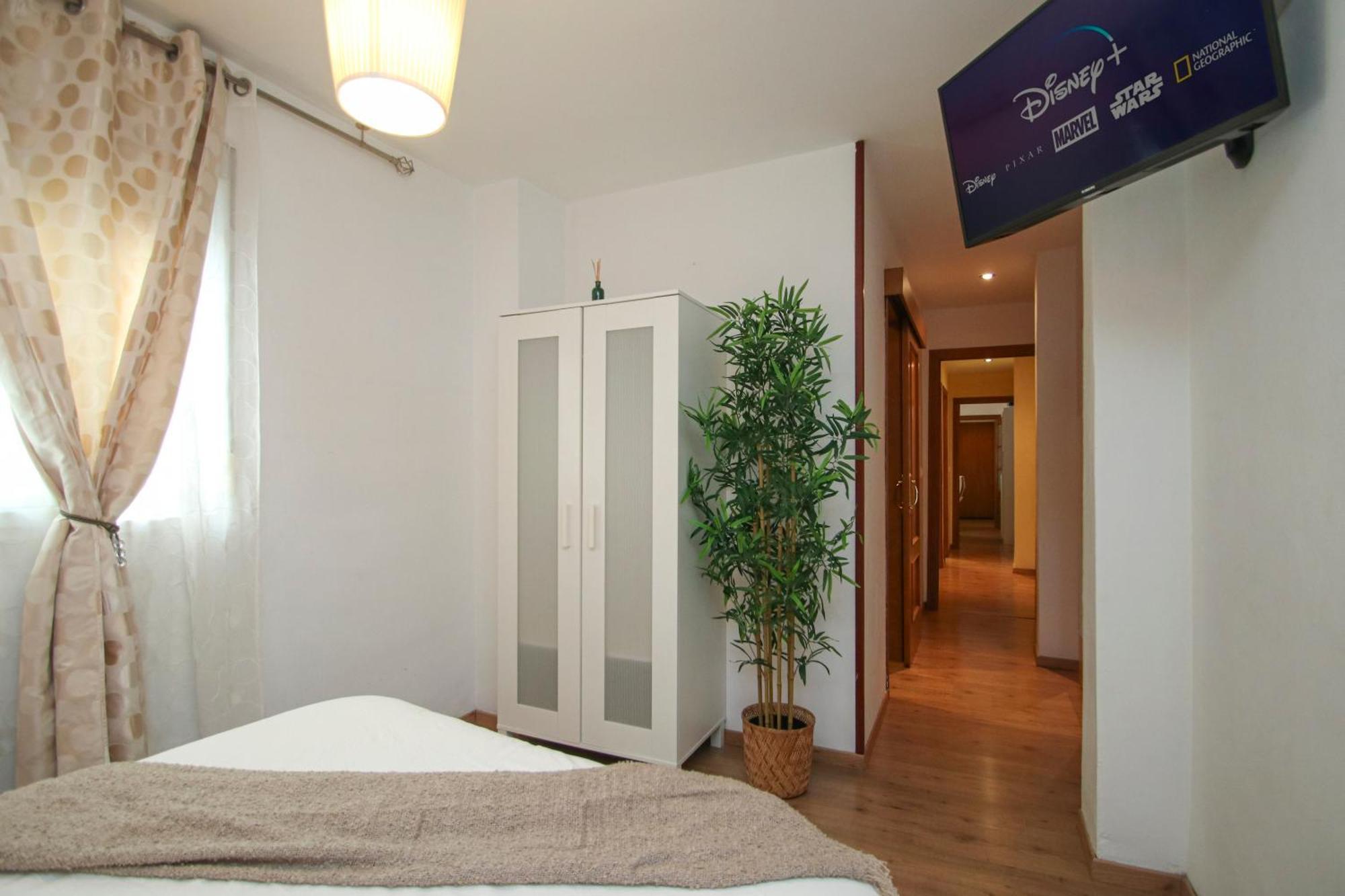 Spacious 2 Bedroom In The Heart Of Triana Apartment