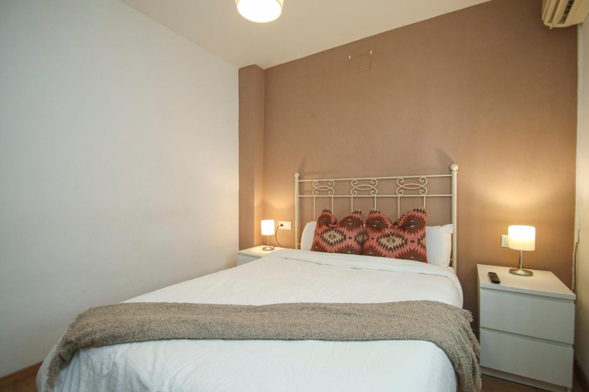 Spacious 2 Bedroom In The Heart Of Triana Apartment *