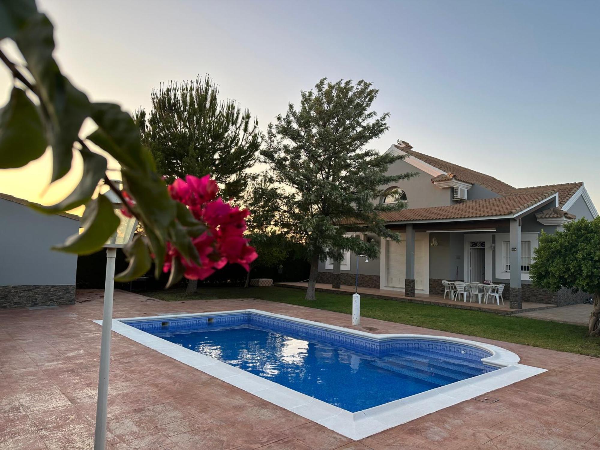 Habitación en casa particular Chalet Californiano Con Piscina Sevilla