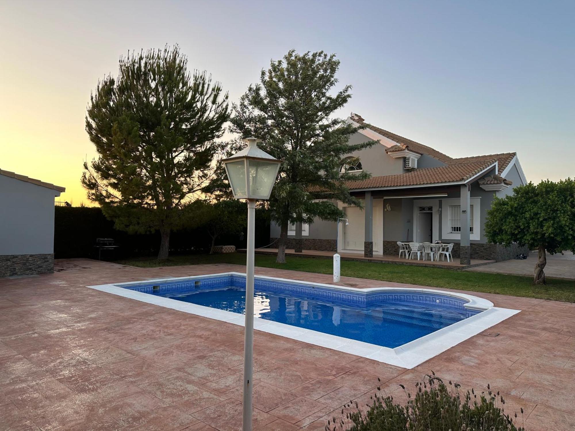 Habitación en casa particular Chalet Californiano Con Piscina