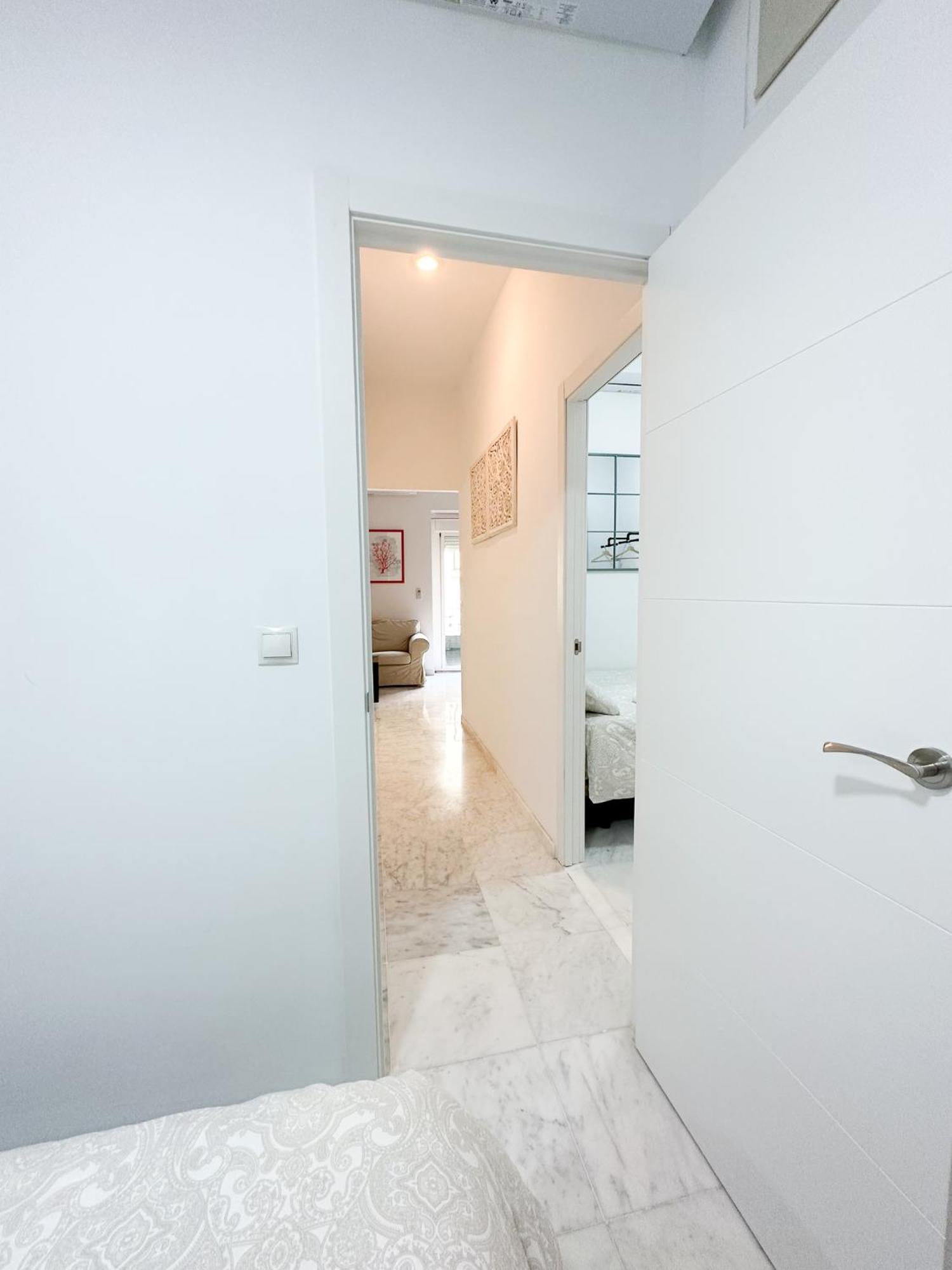 Cozy Budget 2br With Ac, 1 Bath, Private Parking Opt * Sevilla
