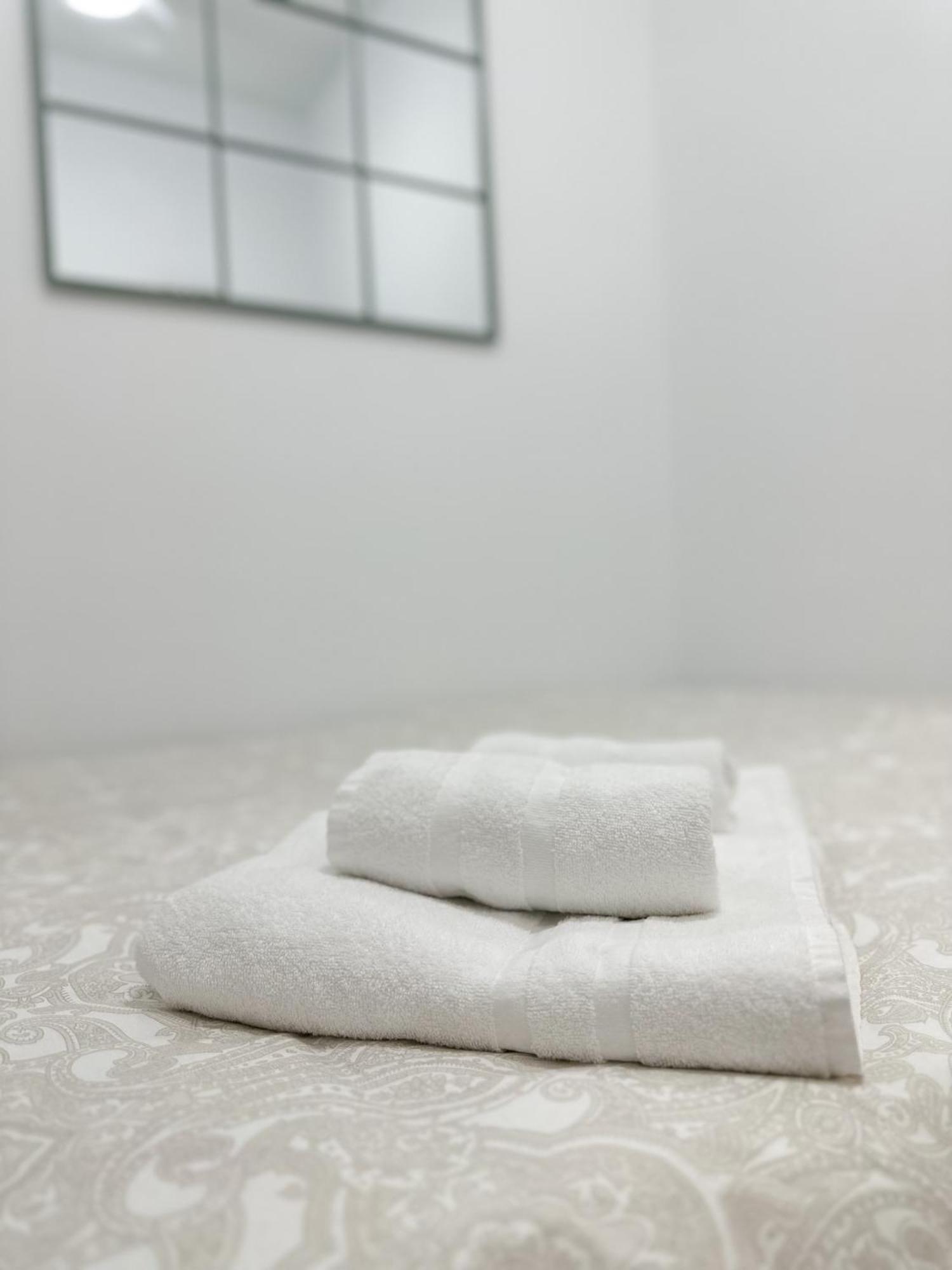 Cozy Budget 2br With Ac, 1 Bath, Private Parking Opt Sevilla