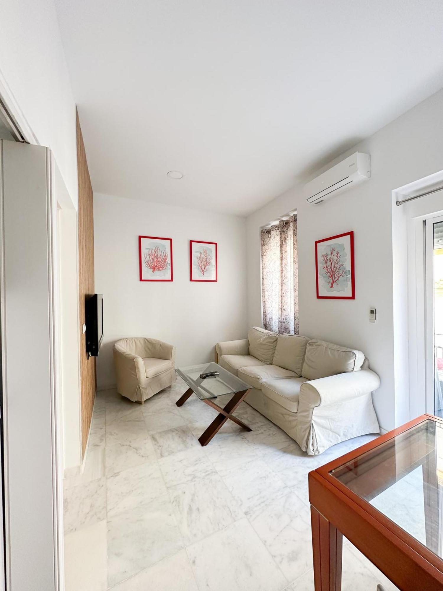 Cozy Budget 2br With Ac, 1 Bath, Private Parking Opt Sevilla