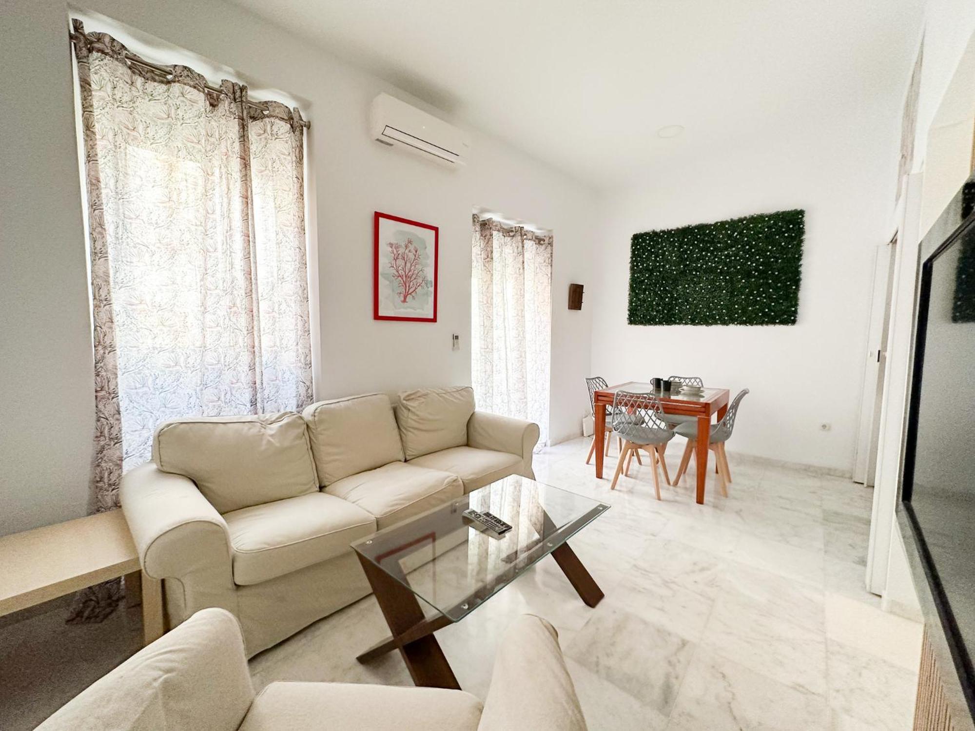 Cozy Budget 2br With Ac, 1 Bath, Private Parking Opt Sevilla