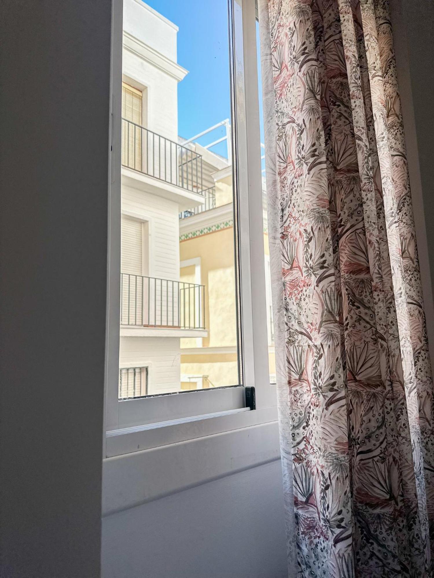 Cozy Budget 2br With Ac, 1 Bath, Private Parking Opt Apartamento