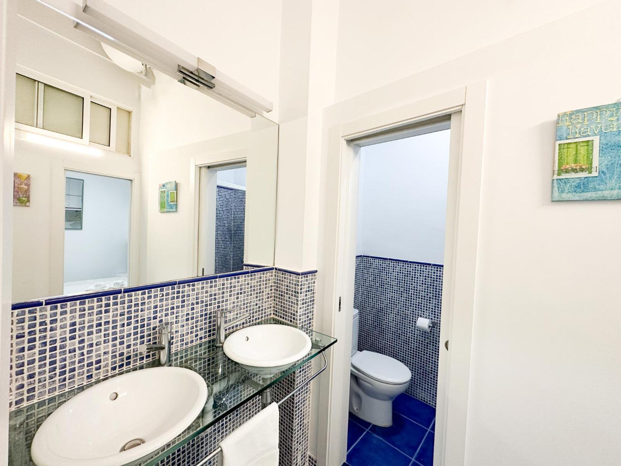 Cozy Budget 2br With Ac, 1 Bath, Private Parking Opt Sevilla