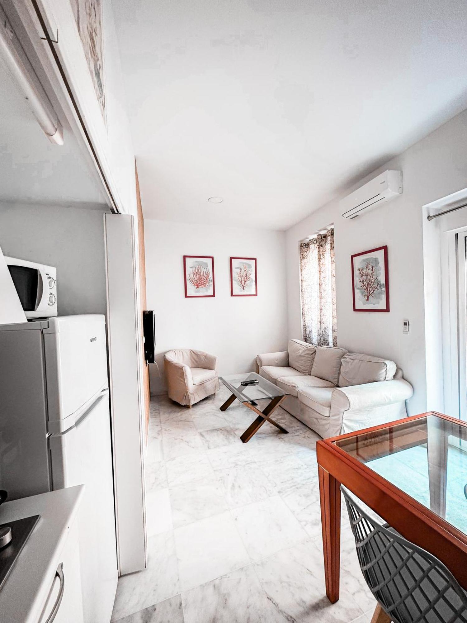 Cozy Budget 2br With Ac, 1 Bath, Private Parking Opt * Sevilla