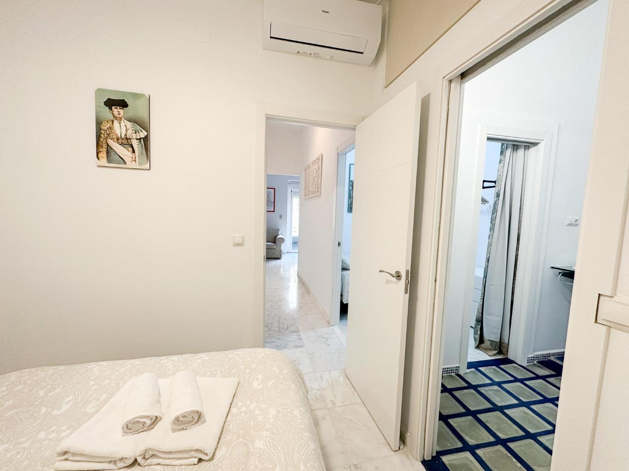 Cozy Budget 2br With Ac, 1 Bath, Private Parking Opt * Sevilla