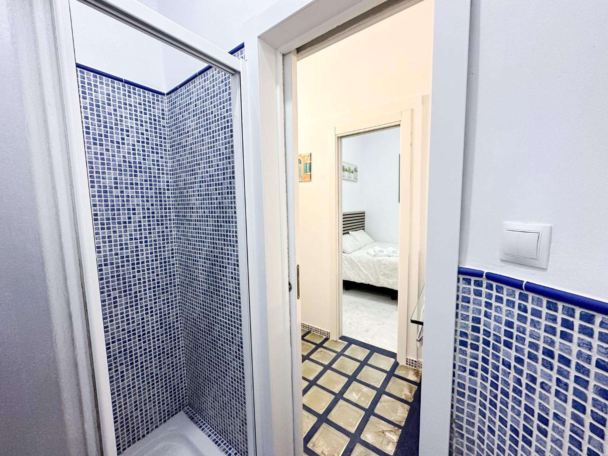 Cozy Budget 2br With Ac, 1 Bath, Private Parking Opt * Sevilla