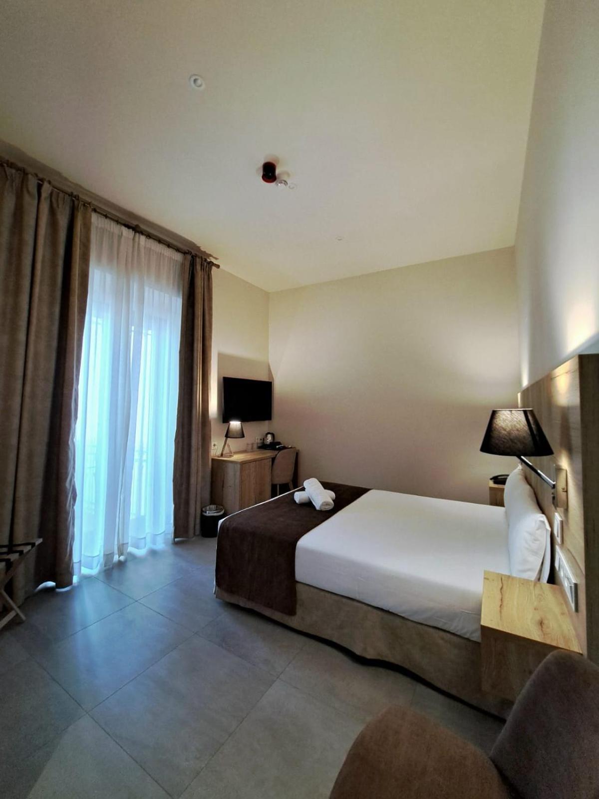 Av La Florida Hotel 2*