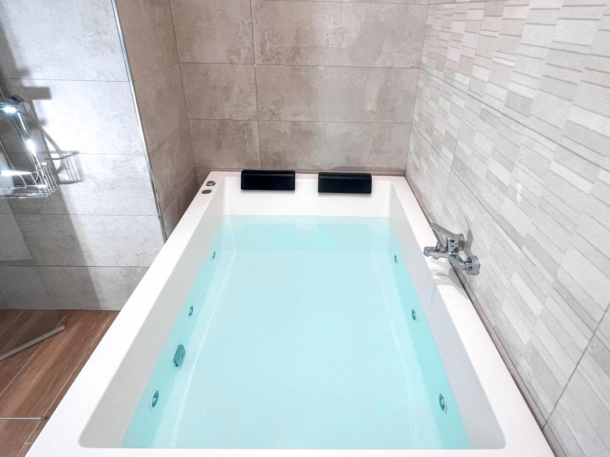 Estudio Jacuzzi Con Encanto En Triana Apartment Seville