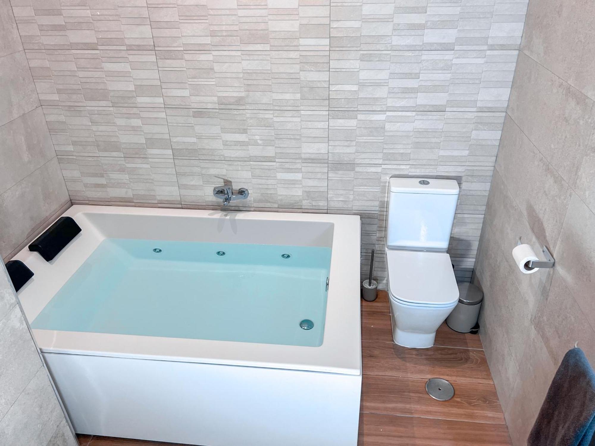 Estudio Jacuzzi Con Encanto En Triana * Seville