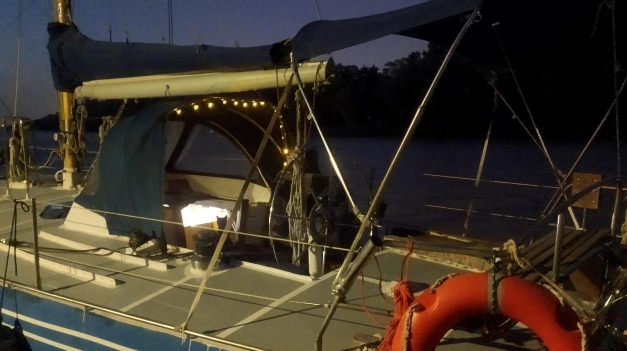 Tu Casa Flotante En Sevilla! Barco En Alquiler En El Guadalquivir