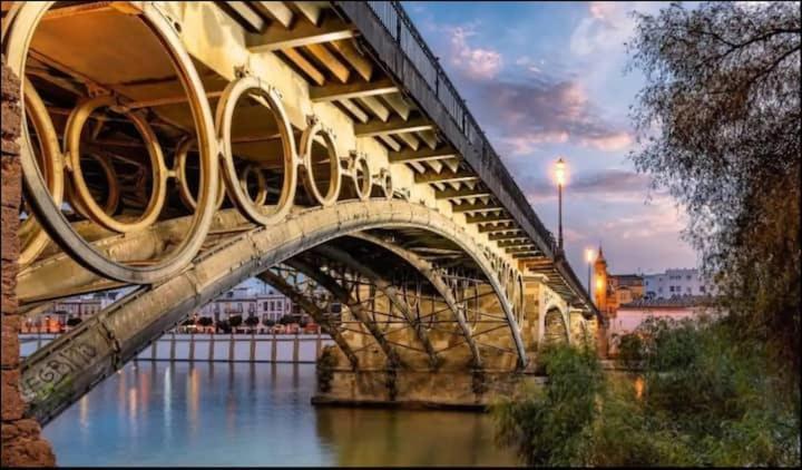 Riverside In Triana Apartamento *