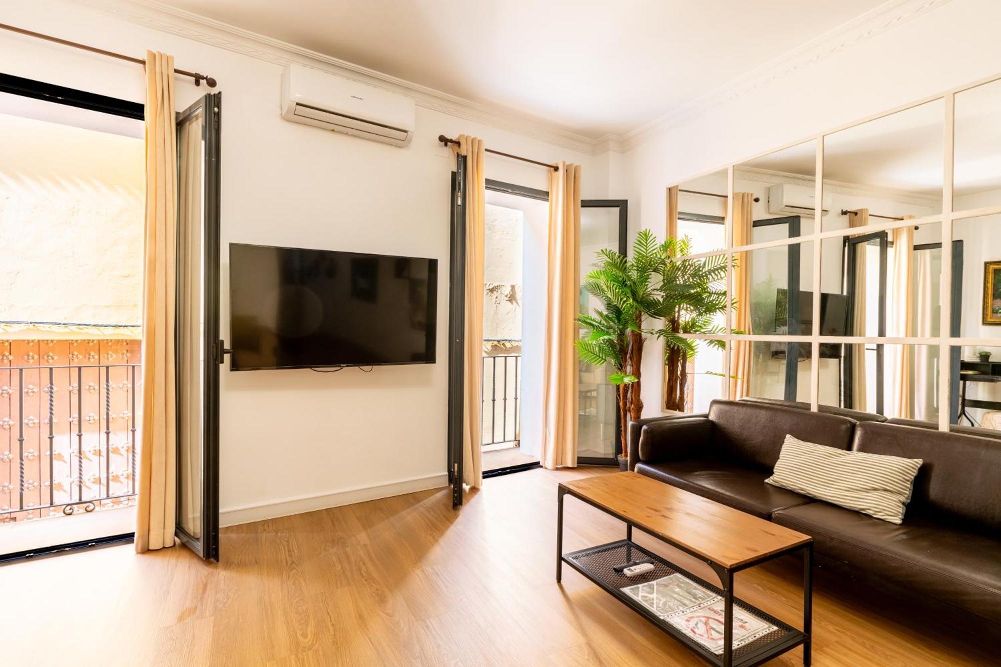House Sevillana Parking Apartment