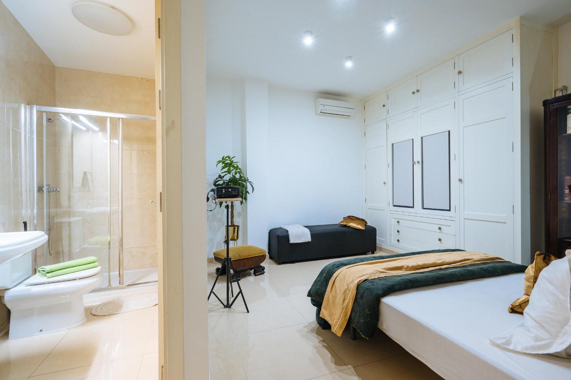 Elegant Interior In Centre *