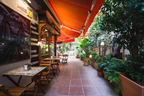 Charming 2 Bedroom In The Heart Of Apartment *
